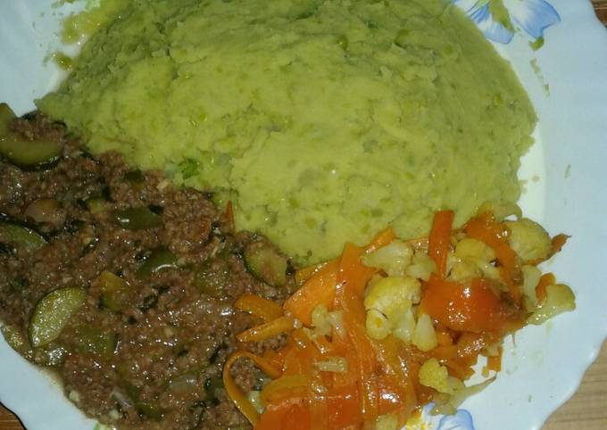 Mashed potatoes and peas,fried minced meat and fried vegies