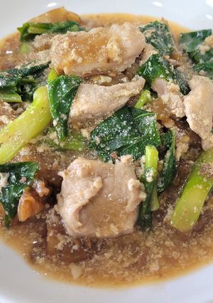 A picture of Stir-Fried Noodles with Marinated Pork.