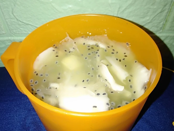 Cara Mudah Membikin Resep 419. Es Selasih Rumput Laut, Kelapa Muda + Jelly by Uliz Kirei yang Lezat Sekali Anti Ribet, Uenak Banget