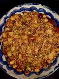 Gratinierte Pflaumen mit geräuchertem Tofu-Crumble
