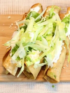 Una foto de Tacos dorados