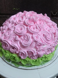 காதலர் தின ஸ்பெஷல் ரோஸ் கேக் (rose cake recipe in tamil) செய்முறை முக்கிய புகைப்படம்