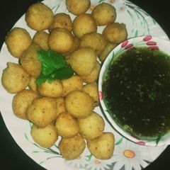 A picture of Rice Balls and Tamarind Chutney.