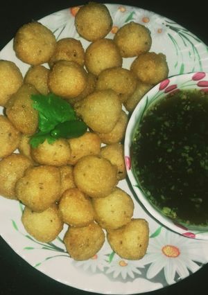 A picture of Rice Balls and Tamarind Chutney.