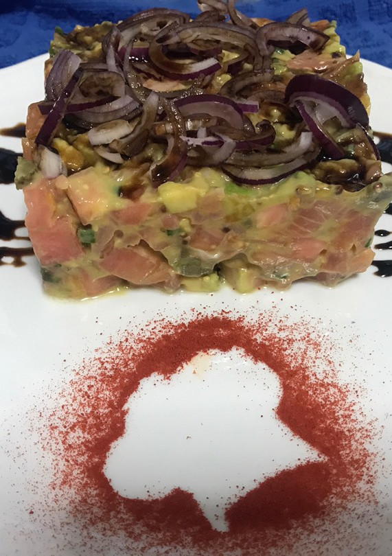 Una foto de Tartar de salmón ahumado