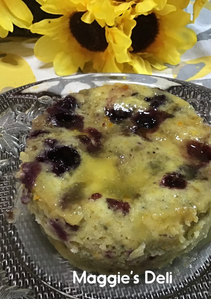 Una foto de Mug cake de naranja y moras