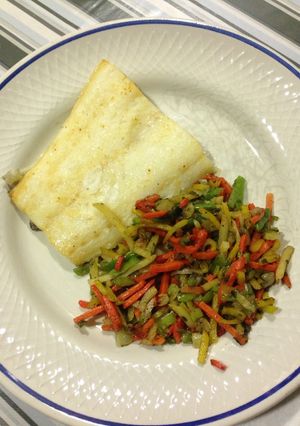 Una foto de Bacalao con verduritas