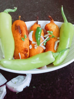உருளைகிழங்கு மசாலா ஸ்டப்ப்ட் மிளகாய் பஜ்ஜி(potato masala stuffed chilli bajji recipe in tamil) செய்முறை முக்கிய புகைப்படம்