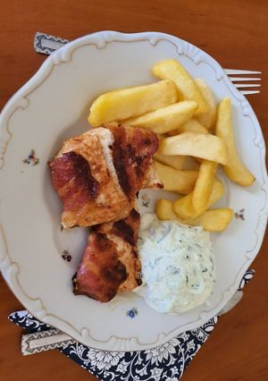 Baconbe tekert csirkemell, sült krumplival és tzatzikival recept fotója