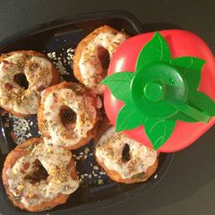 A picture of Biscuit creamy donuts.