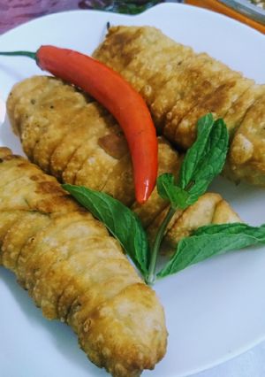 A picture of Wrapped chillies samosas.