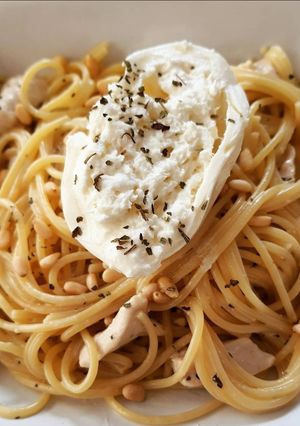 Une photo de Spaghettis poulet à la crème de basilic et burrata