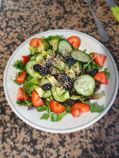 Una foto de Ensalada de fresa y arándanos