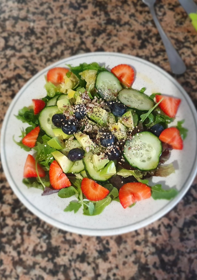 Una foto de Ensalada de fresa y arándanos