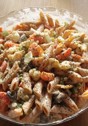Una foto de Ensalada de fideos hechos con lentejas rojas