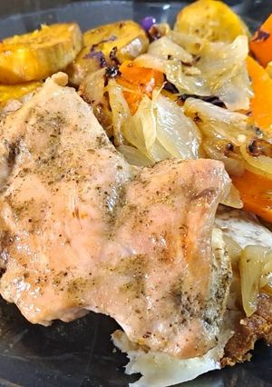 Una foto de Muslitos de pollo al horno con vegetales