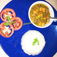 A picture of Matar paneer and rice.with tomato salad.
