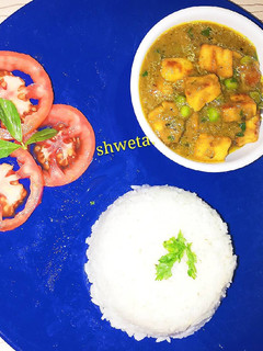 A picture of Matar paneer and rice.with tomato salad.