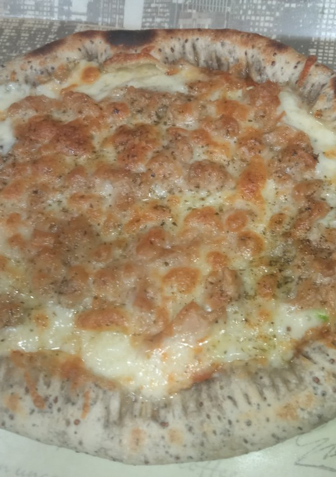 Una foto de Pizza de calabacín y atún con los bordes rellenos