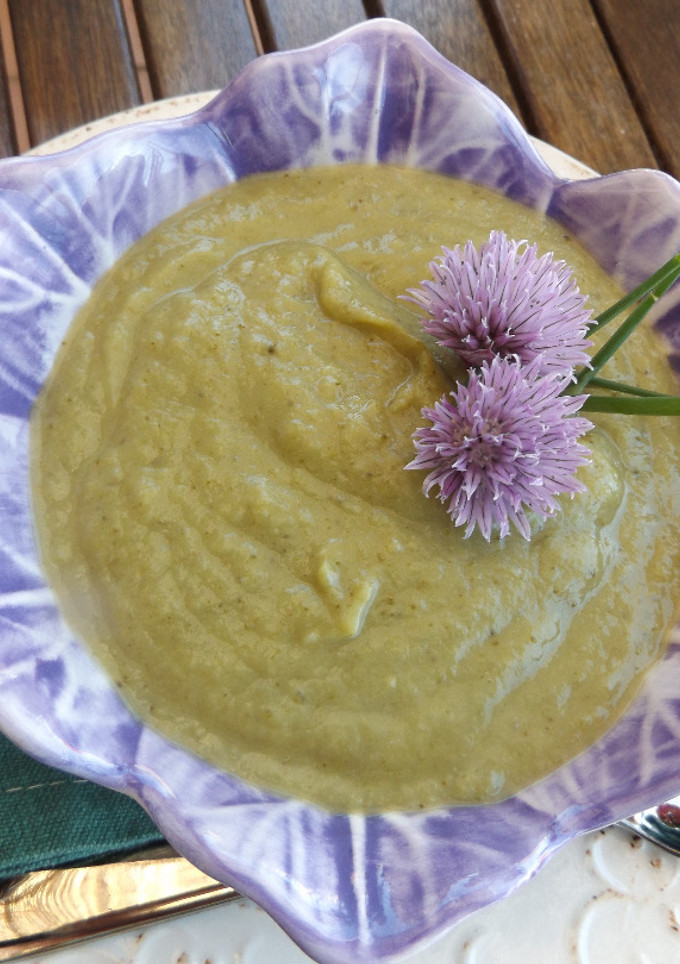 Una foto de Crema de pak choi y judías verdes