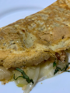 Una foto de Tortilla de crema de gorgonzola, pera y nueces
