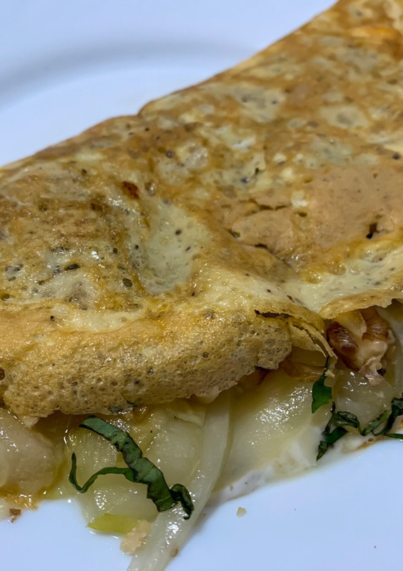 Una foto de Tortilla de crema de gorgonzola, pera y nueces