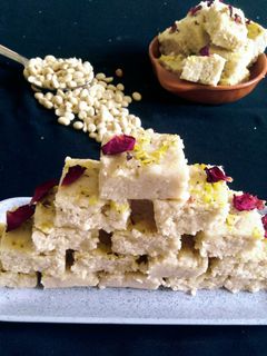 પીનટ બરફી (Peanut Barfi Recipe In Gujarati) રેસીપી મુખ્ય ફોટો