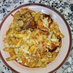 A picture of Fried potatoe salad with chicken.