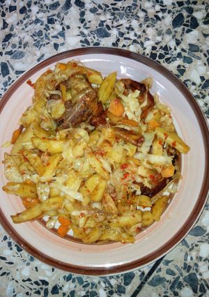 A picture of Fried potatoe salad with chicken.