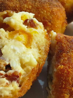 Una foto de Croquetas de chorizo y huevos fritos