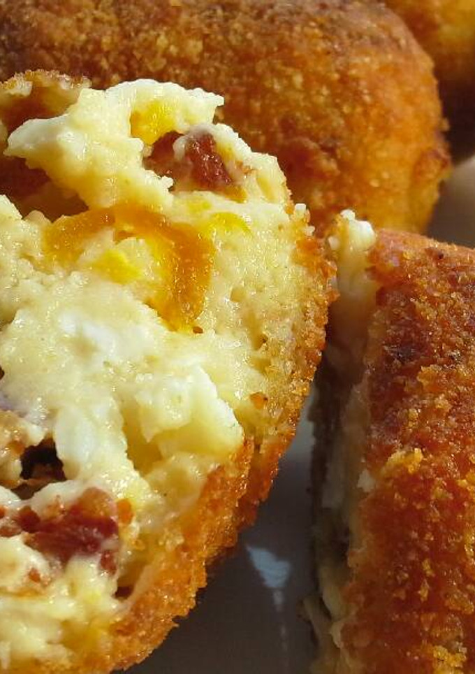 Una foto de Croquetas de chorizo y huevos fritos