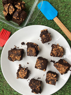 रागी गुड़ चॉकलेट ब्राउनी(ragi gud chocolate brownie recipe in hindi) रेसिपी मुख्य फोटो