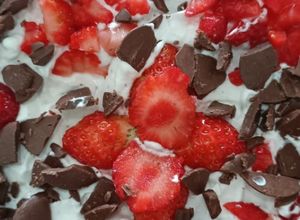 Foto de Bolo de chocolate com recheio de morango e chantininho
