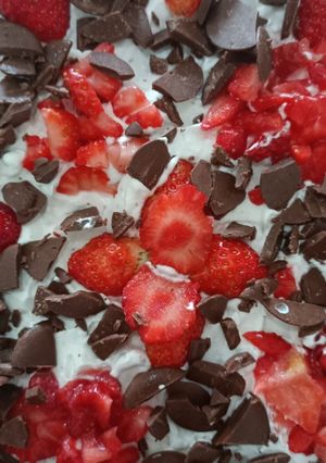 Foto de Bolo de chocolate com recheio de morango e chantininho