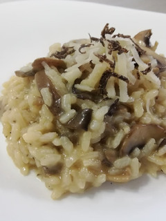 Una foto de Risotto de setas, parmesano y trufa negra🧀