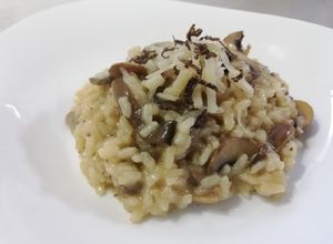 Una foto de Risotto de setas, parmesano y trufa negra🧀