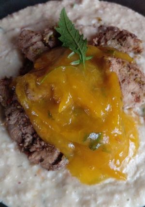 Una foto de Avena a la naranja con cerdo y salsa de ciruela