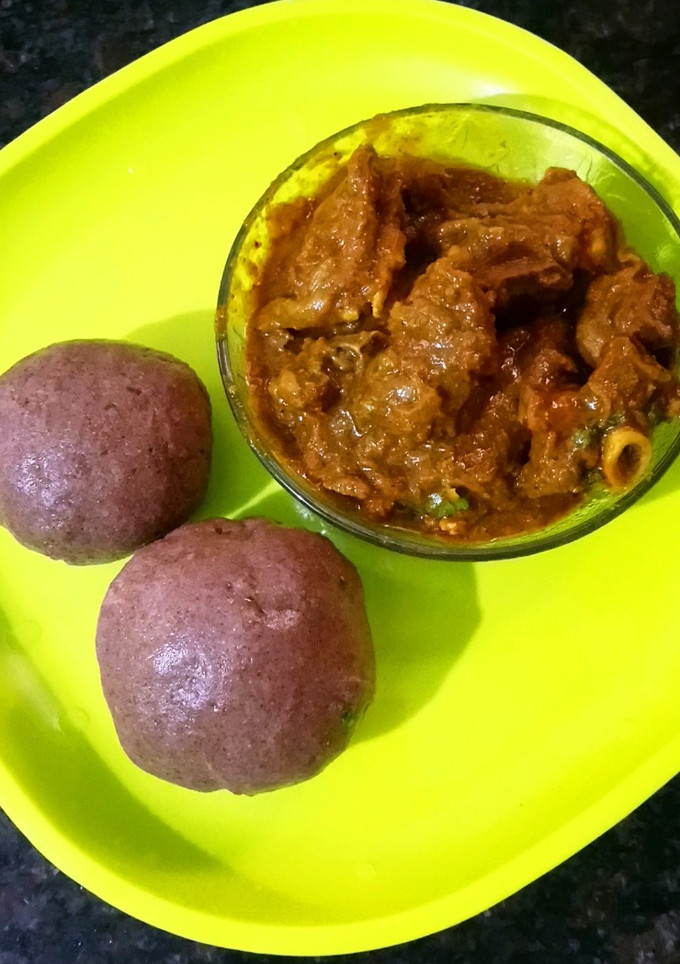 A picture of Ragi mudda with mutton curry.