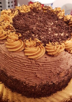 O poză a rețetei Tort duo creme, caramel și ciocolata.