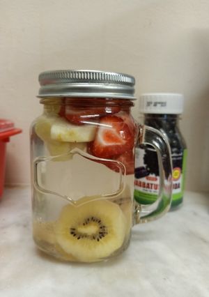 Foto resep Infused water strawberry, kiwi, apel