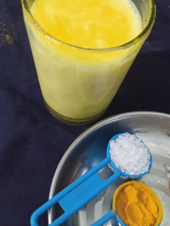 इम्यूनिटी बूस्टर हल्दी वाला दूध (Immunity Booster haldi wala doodh recipe in Hindi) रेसिपी मुख्य फोटो