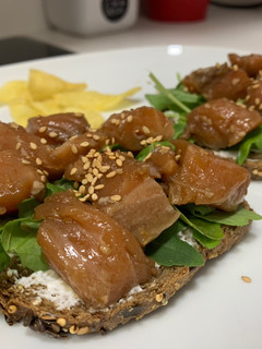 Una foto de Tostas de salmón marinado