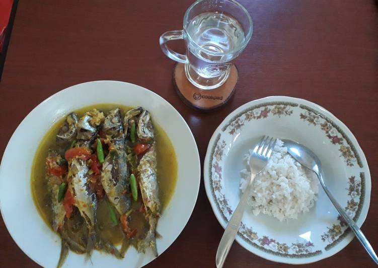 Pindang ikan layang kaya bumbu