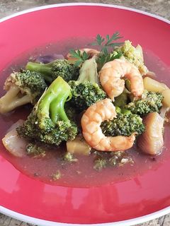 Una foto de Brócoli con langostinos estilo thai