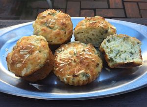 Una foto de MUFFINS / CUPCAKES / MAGDALENAS SALADOS de cebollita de verdeo y queso