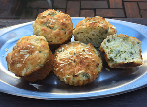 Una foto de MUFFINS / CUPCAKES / MAGDALENAS SALADOS de cebollita de verdeo y queso