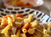 Une photo de rôti de veau en sauce