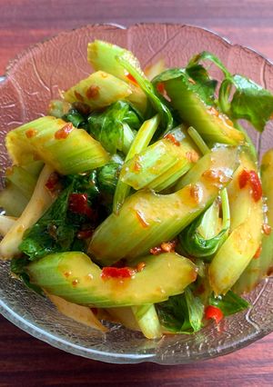 A picture of Spicy Quick Pickled Celery with Sesame Oil.