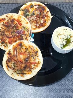 વેજીટેબલ ઉત્તપમ (Vegetable Uttapam Recipe In Gujarati) રેસીપી મુખ્ય ફોટો