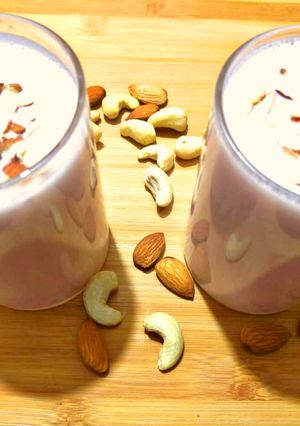 बादाम शेक (Badam shake recipe in Hindi) रेसिपी मुख्य फोटो
